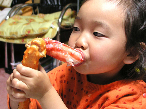 イバラガニをほおばる孫